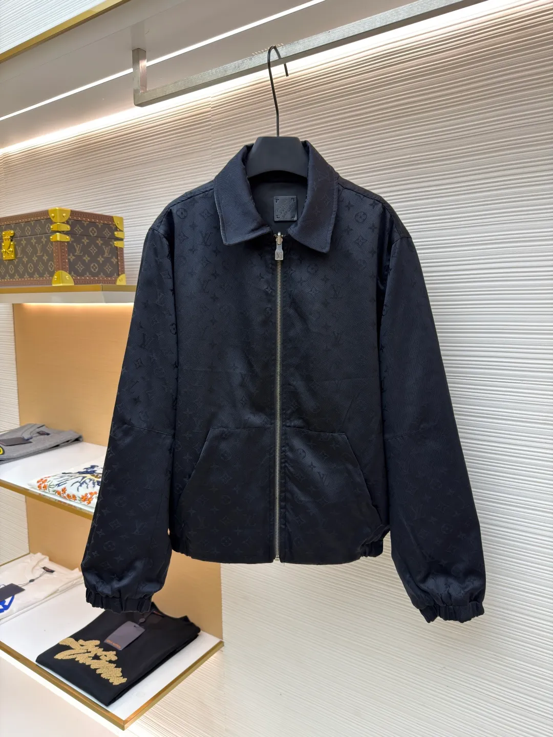 LOUIS VUITTON Reversible Tunic Jacket ●Original version: 25800 purchase and development ●Item number: 1681139-C10 ●Fabric: polyester nylon fabric ●Technology: jacquard production ●Version: fitted version ●Weight: about 765 grams ●Size: S-M-L-XL ●Description: Solid color satin + classic Der decoration , full of satin luster, paired with the iconic pattern of jacquard texture on the leather collar, retro and modern, with metal initials embellishment on the chest, low-key but sharp, full of aura! Side B: iconic jacquard woven Monogram pattern, on a black base, the same color Monogram jacquard is low-key and luxurious, the delicate texture instantly enhances the sense of luxury, and the control of details is ecstatic! Zipper closure + black pearl-effect button pockets: a perfect fusion of practicality and aesthetics, with a full sense of ritual. Solid color pockets with flaps on both sides + solid metal details: a collision of retro and futuristic styles, making it a blockbuster at any time. Two large jacquard textured side pockets on the other side: both practicality and design, concave shape artifact ~ double-sided life, switch at will. A-side debut: with silk long skirt +, satin gloss + metal logo, instantly transform into a party king, B-side out: matching + White shoes, classic Monogram blessing, retro casual style. This kind of design that combines classicity and innovation to the extreme can’t be mistaken when you close your eyes! The overall wiring is straight and delicate, the fabric is comfortable and soft, and the color is consistent without color difference. It can be matched with the same style to create a fashionable look and control various occasions. Customized accessories, complete with three standards, same style for men and women!
